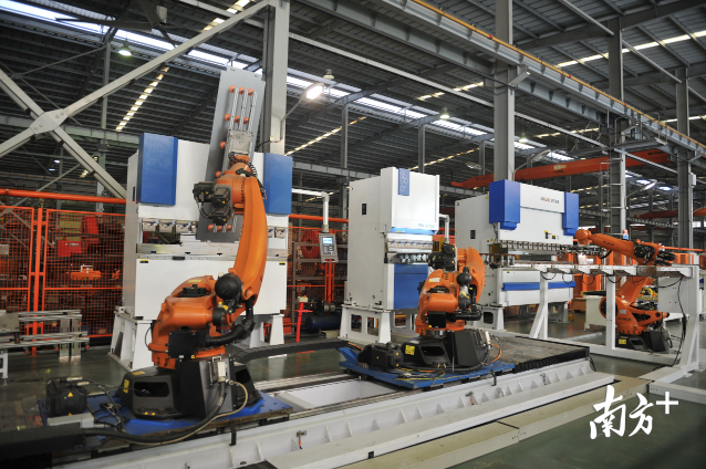 佛山“机器换人”纵深推进 工业技改投资领跑全省，自动化技术驱动制造业蝶变